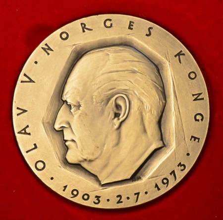 Kong Olav V. 1903- 1973 (70 år) sølv