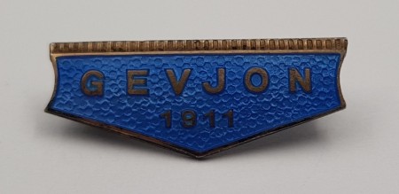 Brosje i sølv og blå emalje, Gevjon 1911