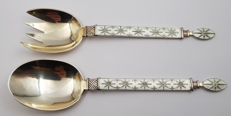 Tostrup: Salatsett i sølv og hvit emalje. 