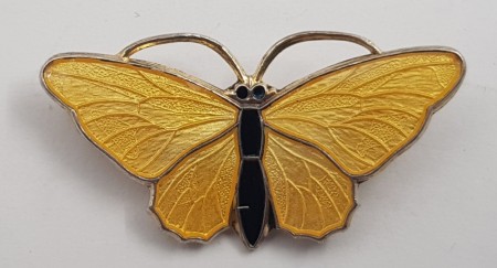 Sommerfugl brosje i sølv og gul/svart emalje av Aksel Holmsen. 
