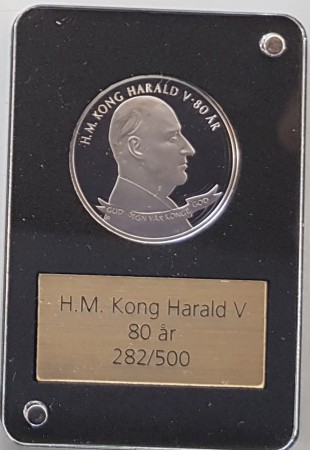 Kong Harald V 80 år i platina