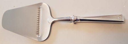 Arvesølv: Ostehøvel 21,5 cm  (1) med skjæreriller