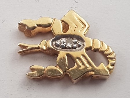 Anheng i 14 K gult gull med diamant - Skorpion