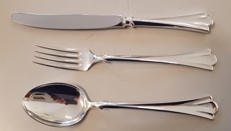 Lilje: Kniv, skje og gaffel til 6 personer. (nr. 1)